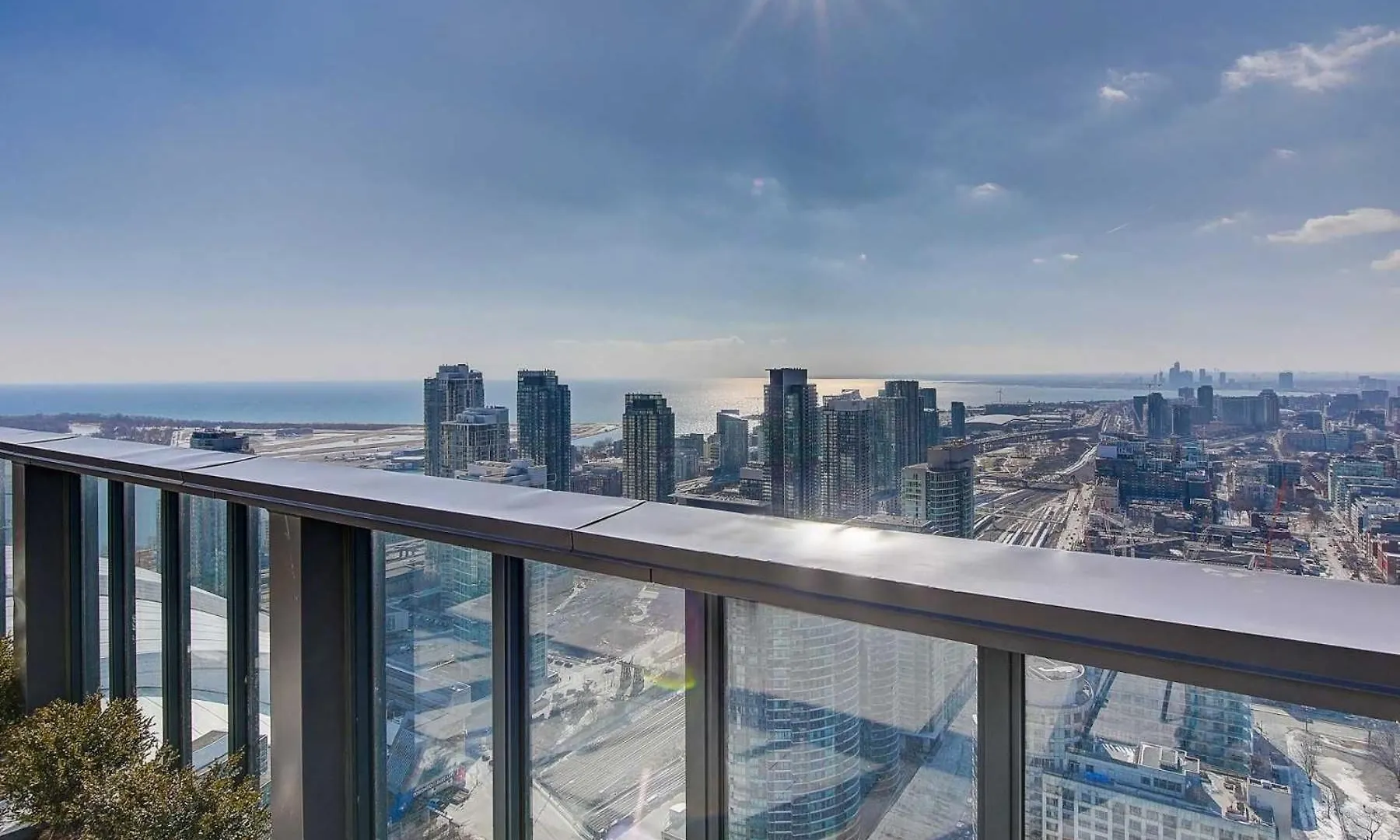 Grand Sapphire Suites Toronto Apartment