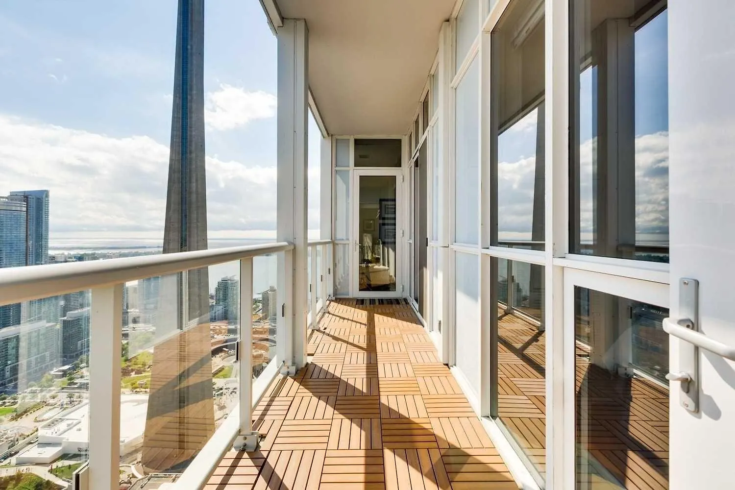Grand Sapphire Suites Toronto Apartment
