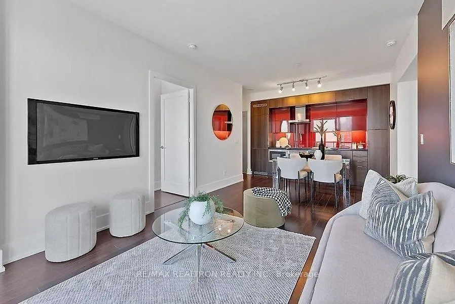Grand Sapphire Suites Toronto Apartment