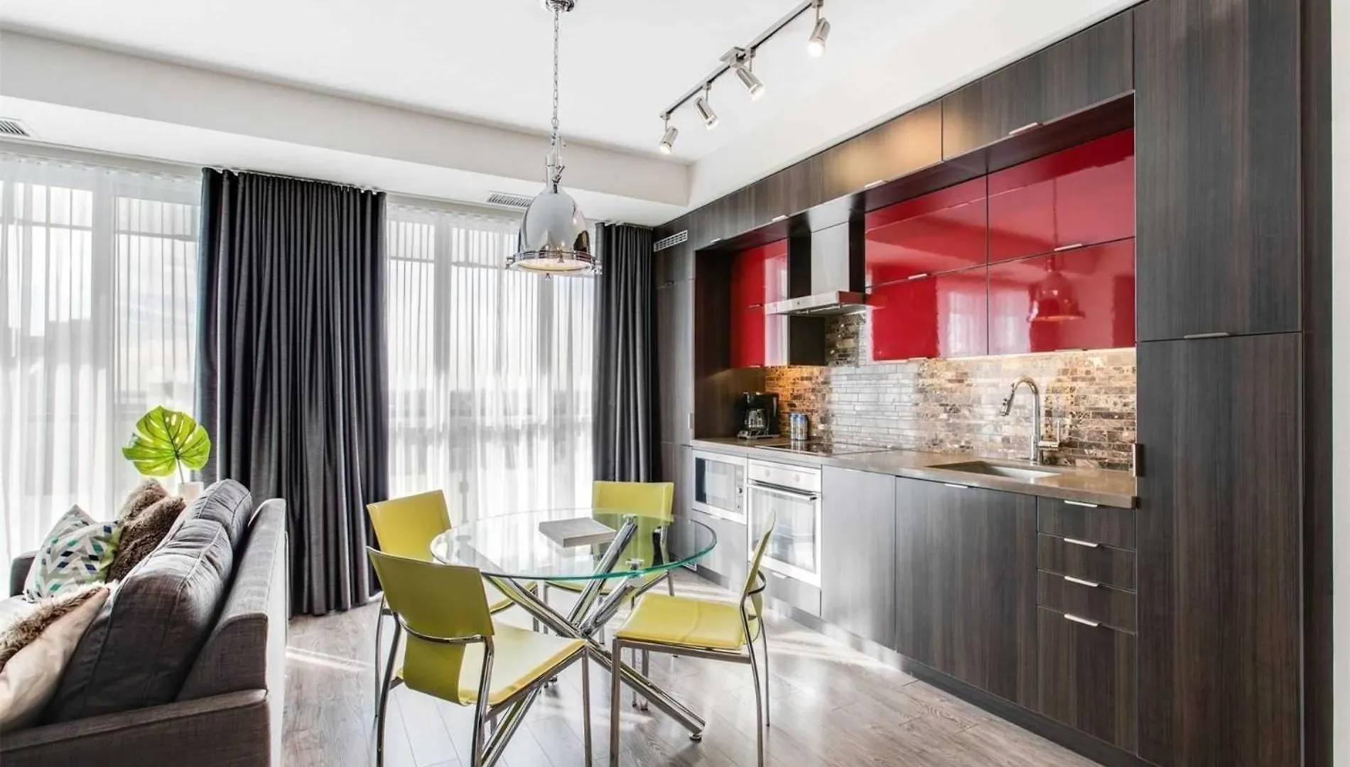 Grand Sapphire Suites Toronto Apartment