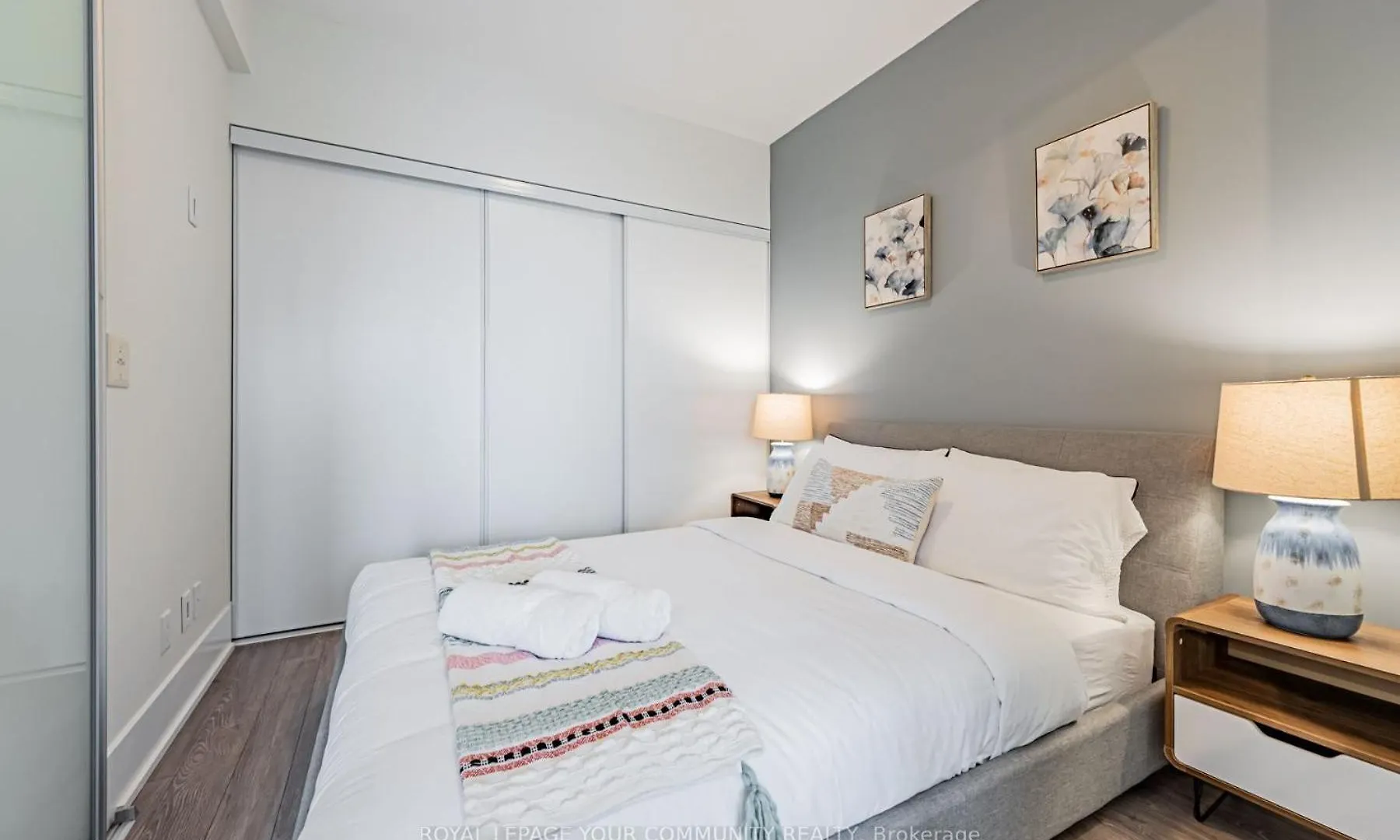 Grand Sapphire Suites Toronto Apartment